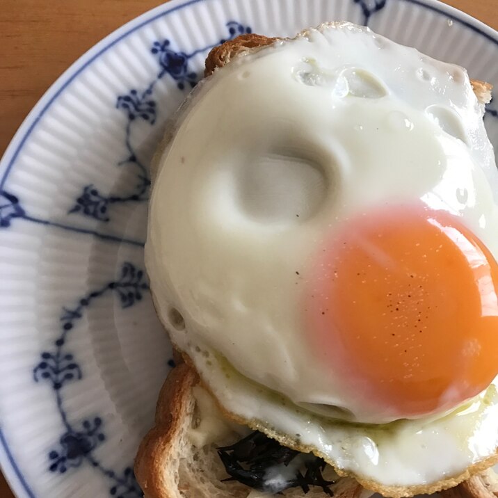 目玉焼きのひじきトースト